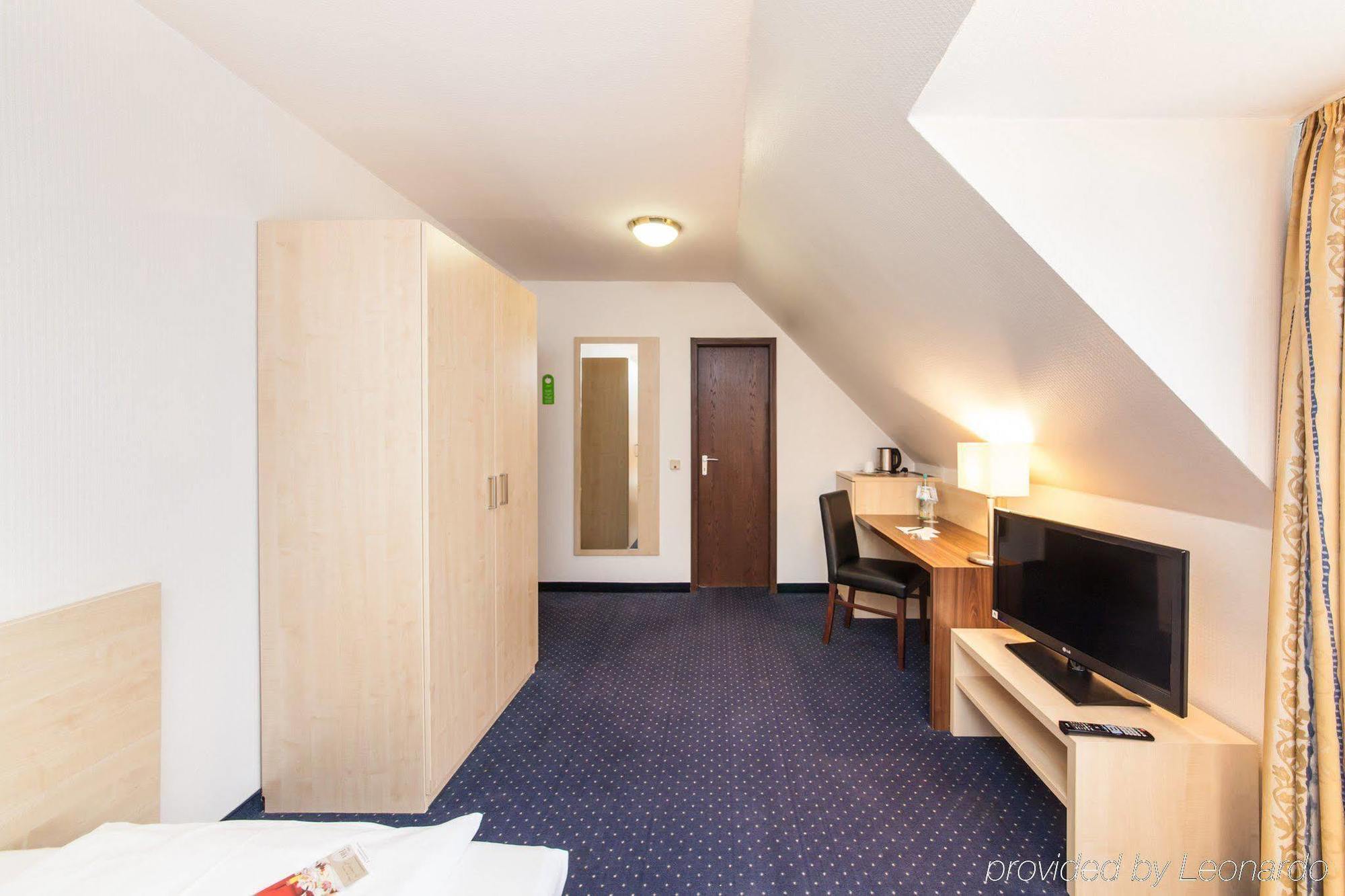Mercure Airport Hotel 3*